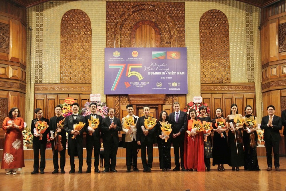 Thứ trưởng Tạ Quang Đông, Đại sứ Pavlin Todorov cùng các đại biểu tặng hoa chúc mừng các nghệ sĩ. Ảnh: BTC