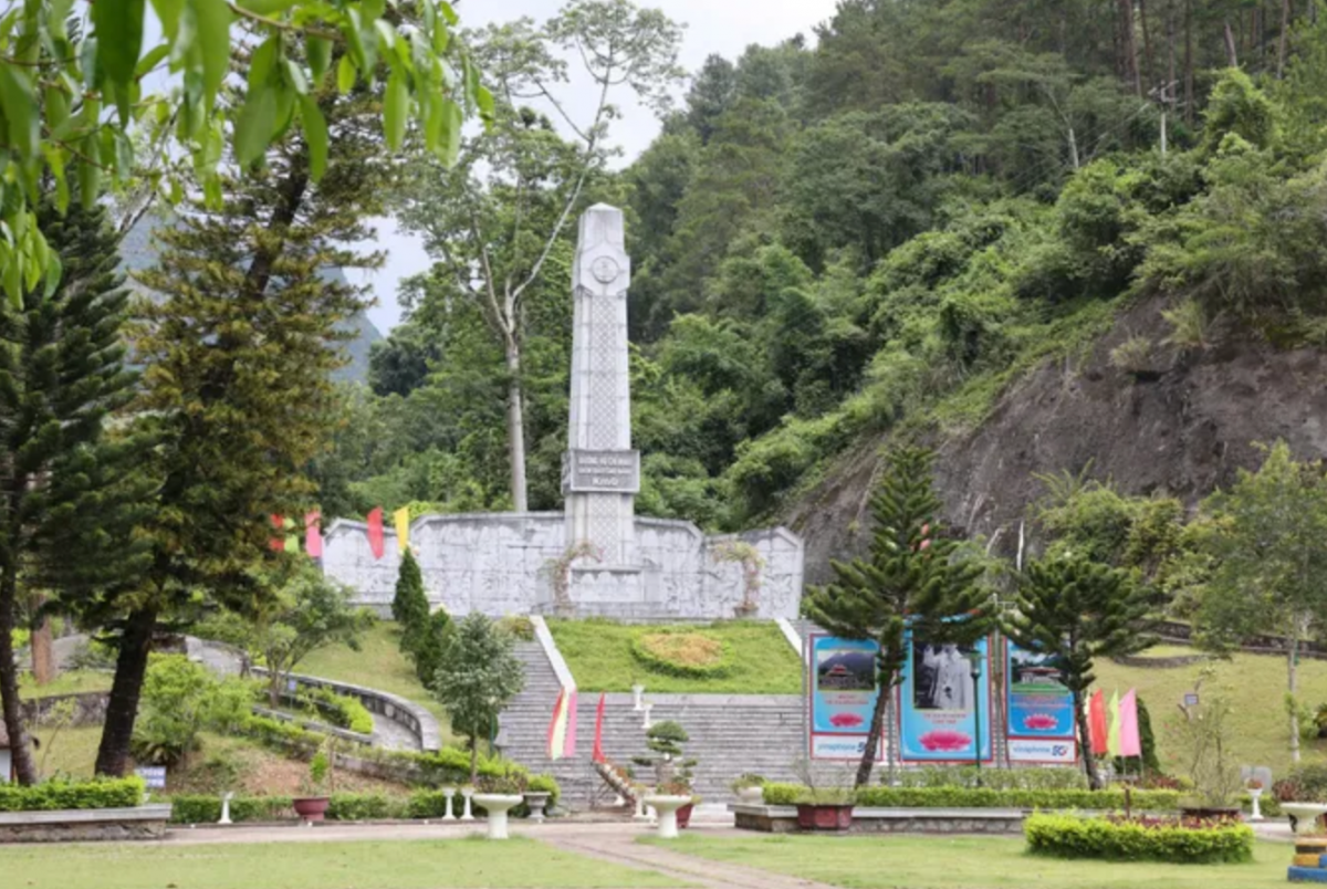 Cột mốc số Km0 của tuyến đường Hồ Chí Minh đặt tại Khu di tích quốc gia đặc biệt Pác Bó. Ảnh: Q.P