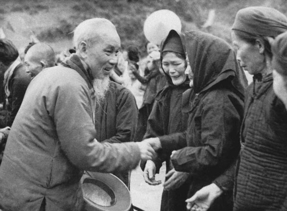 Bác Hồ về thăm bà con Pác Bó (Hà Quảng, tỉnh Cao Bằng) tháng 2/1961. Ảnh: T.L