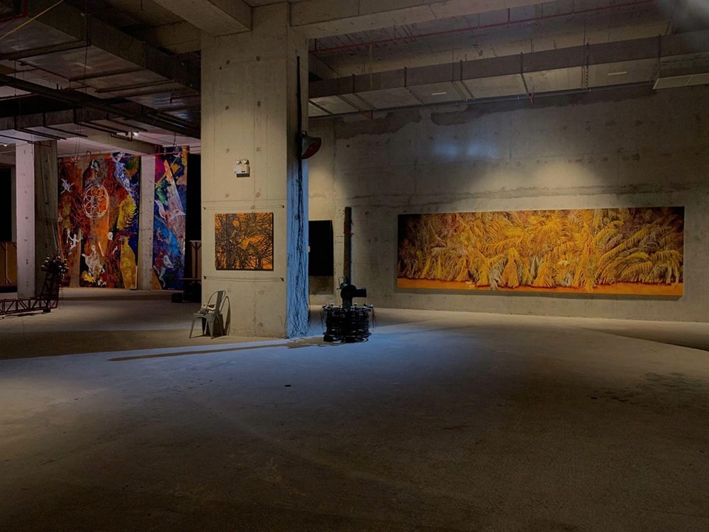 Không gian trưng bày triển lãm của ba nghệ sĩ “Toàn Dân Tiến”. Ảnh: BTC