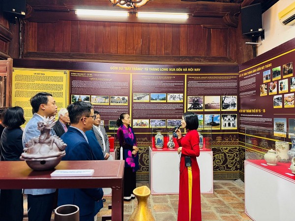 khai mac trung bay chuyen de tu thang long den phu xuan hanh trinh gom viet