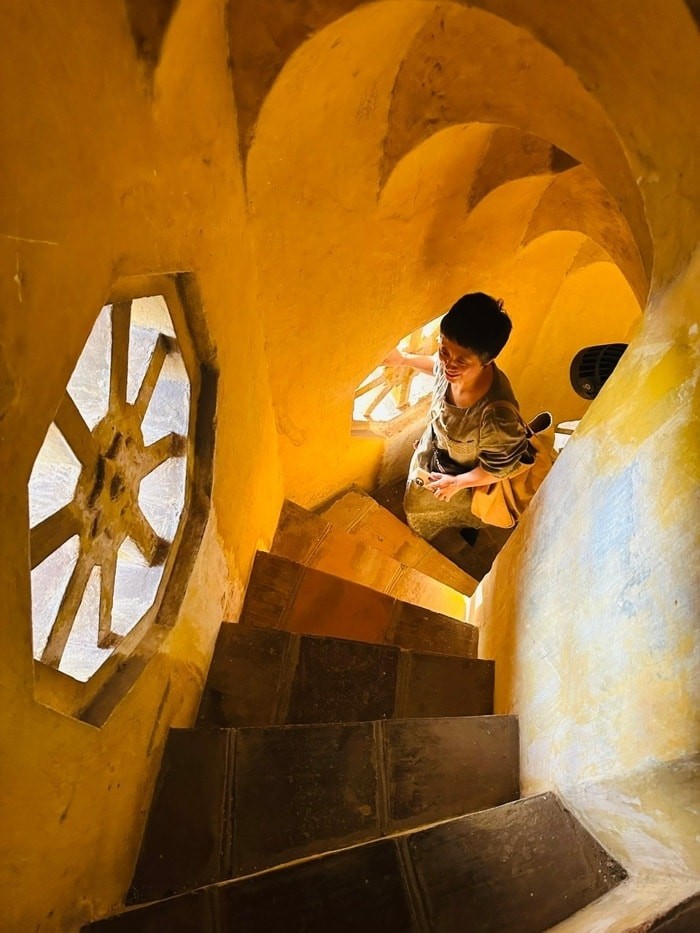 Lối đi lên bên trong Cột Cờ Hà Nội. Ảnh: HNM