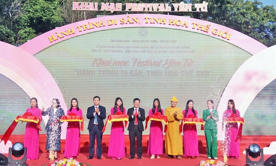 Các đại biểu thực hiện nghi thức khai mạc Festival Yên Tử. Ảnh: N.H
