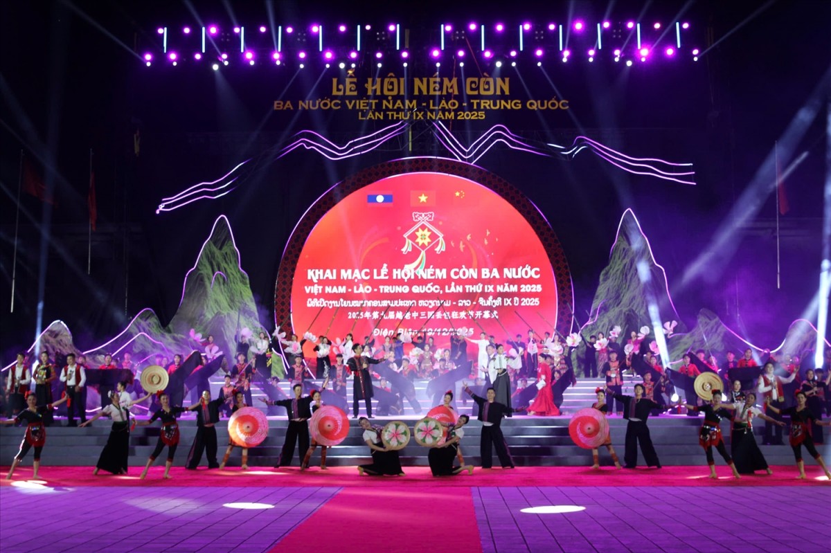 Một tiết mục văn nghệ đặc sắc tại đêm khai mạc. Ảnh: T. H