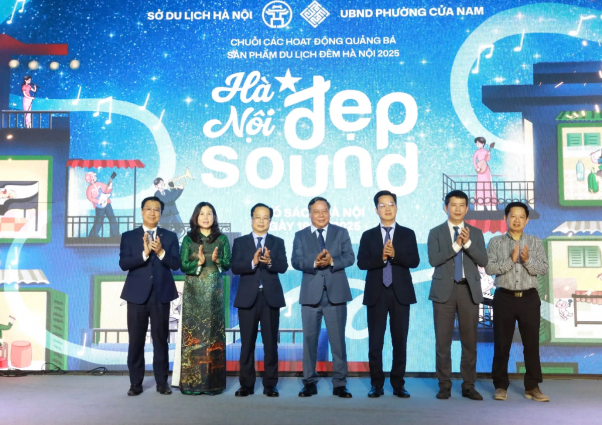 Các đại biểu nhấn nút khai mạc chuỗi hoạt động đêm ‘Hà Nội Đẹp Sound’ tại Phố Sách. Ảnh: Hoài Nam