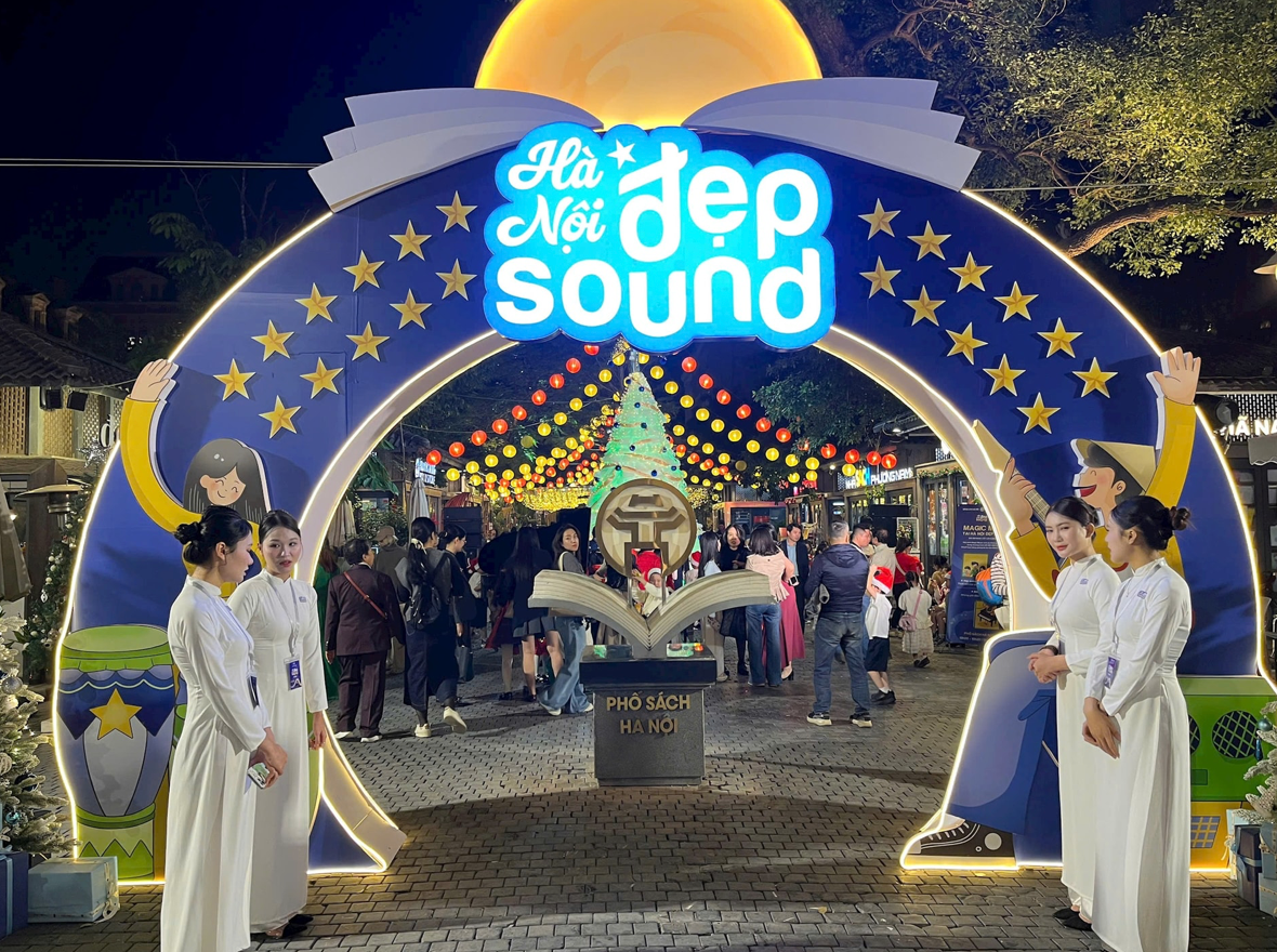 Phố Sách Hà Nội được trang trí đẹp mắt, hấp dẫn. Ảnh: Minh Quân