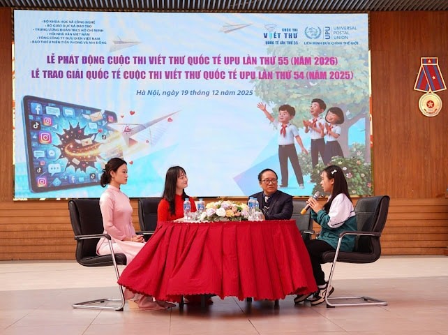 Các đại biểu giao lưu với học sinh về cuộc thi viết thứ quốc tế UPU. Ảnh: Q.B