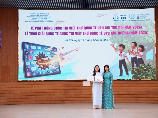 BTC trao giải cho em Phạm Đoàn Minh Khuê. Ảnh: Q.B