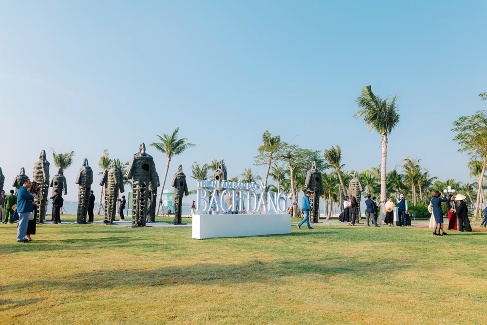 Không gian sắp đặt gây ấn tượng khi đặt ngay bên bờ di sản Vịnh Hạ Long. Ảnh: BTC