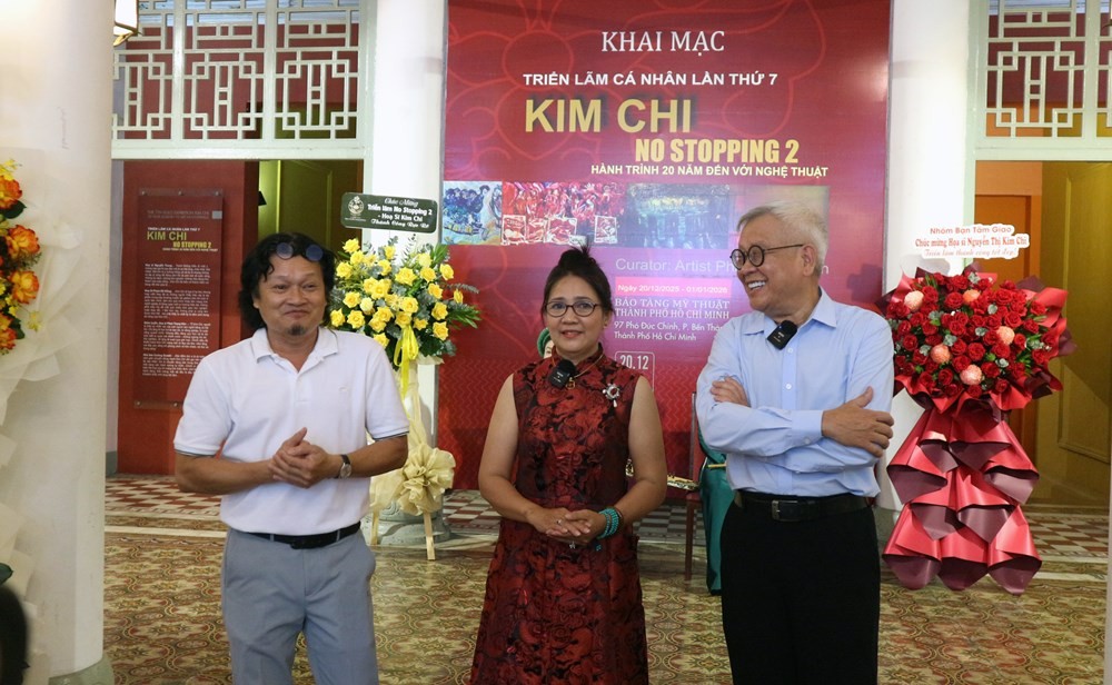 Nữ họa sĩ Kim Chi tại buổi khai mạc triển lãm. Ảnh: BTC