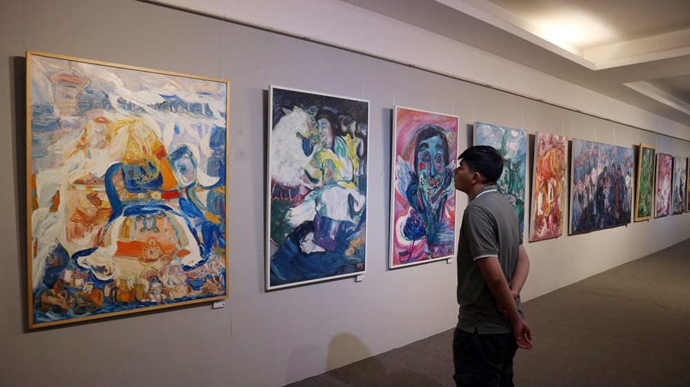 Khách quốc tế và trong nước tham quan triển lãm. Ảnh: BTC