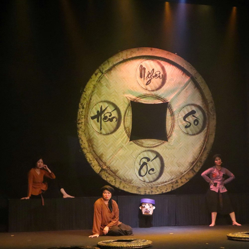 Hình ảnh những người phụ nữ khoác đồng tiền lên thân thể như xiềng xích vô hình. Ảnh: BTC