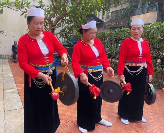 Các nghệ nhân của Câu lạc bộ Chiêng Mường xóm Yên Kim (xã Đại Đồng, tỉnh Phú Thọ) trình diễn tại sự kiện.