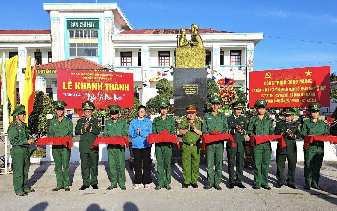Khánh thành tượng đài Bác Hồ với chiến sĩ Biên phòng tại đồn Biên phòng Nhà Mát, Cà Mau. Ảnh: TTXVN