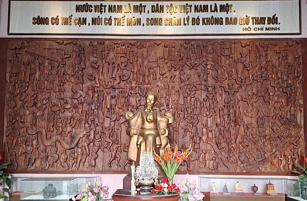 Bức phù điêu gỗ mô tả các lễ hội lớn ở ba miền đất nước