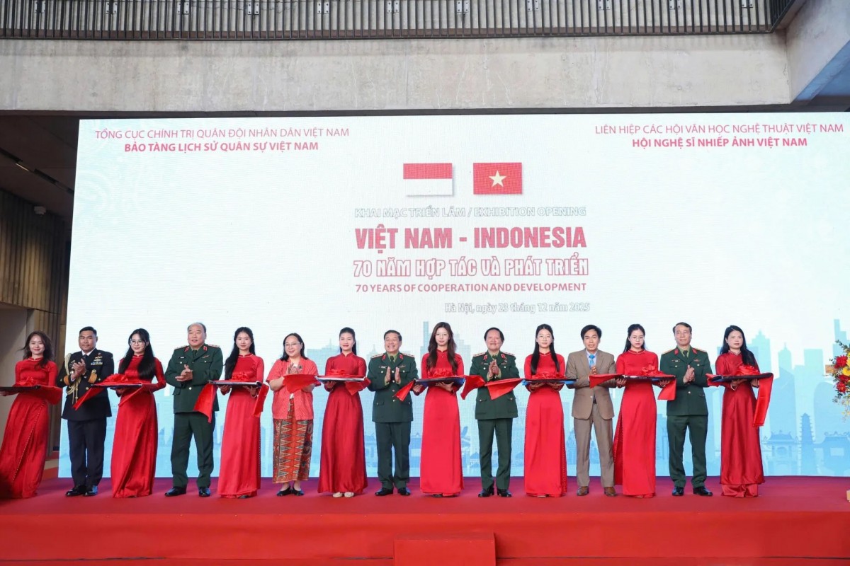 Các đại biểu thực hiện nghi thức Lễ cắt băng khai mạc triển lãm “Việt Nam - Indonesia: 70 năm hợp tác và phát triển”. Ảnh: BTC
