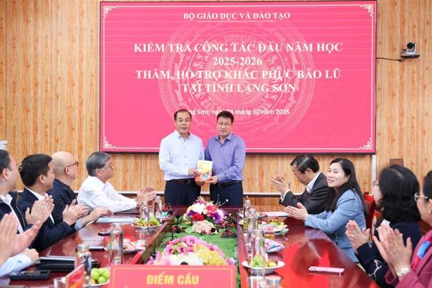 Nhà xuất bản Giáo dục Việt Nam chung tay ủng hộ ngành Giáo dục Lạng Sơn