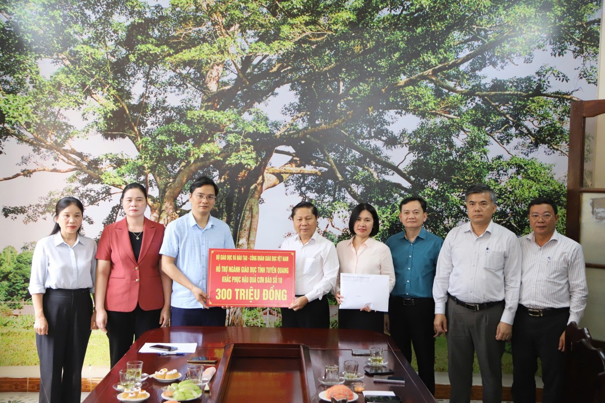 Nhà xuất bản Giáo dục Việt Nam hỗ trợ ngành Giáo dục tỉnh Tuyên Quang sau mưa lũ