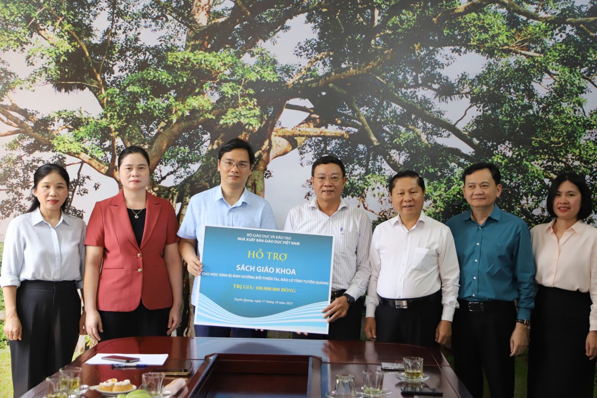 Nhà xuất bản Giáo dục Việt Nam hỗ trợ ngành Giáo dục tỉnh Tuyên Quang sau mưa lũ