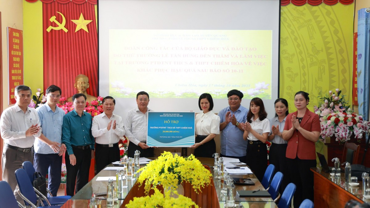 Nhà xuất bản Giáo dục Việt Nam hỗ trợ ngành Giáo dục tỉnh Tuyên Quang sau mưa lũ