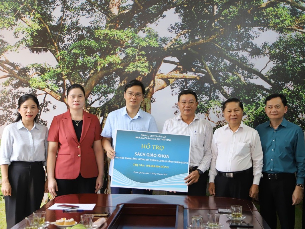 Nhà xuất bản Giáo dục Việt Nam hỗ trợ ngành Giáo dục tỉnh Tuyên Quang sau mưa lũ