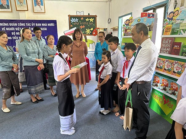 Lan tỏa tri thức, vun đắp tình hữu nghị Việt - Lào
