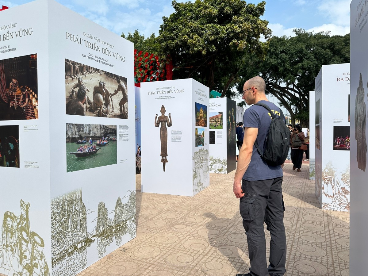 Khách tham quan trưng bày “Di sản văn hóa Việt Nam - Sức sống từ truyền thống đến hiện đại”. Ảnh: BTC