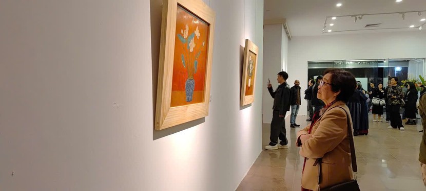 Các bức tranh hấp dẫn người xem không bởi ngôn ngữ hội họa cao siêu mà bởi những điều giản dị, thanh cao. Ảnh: BTC