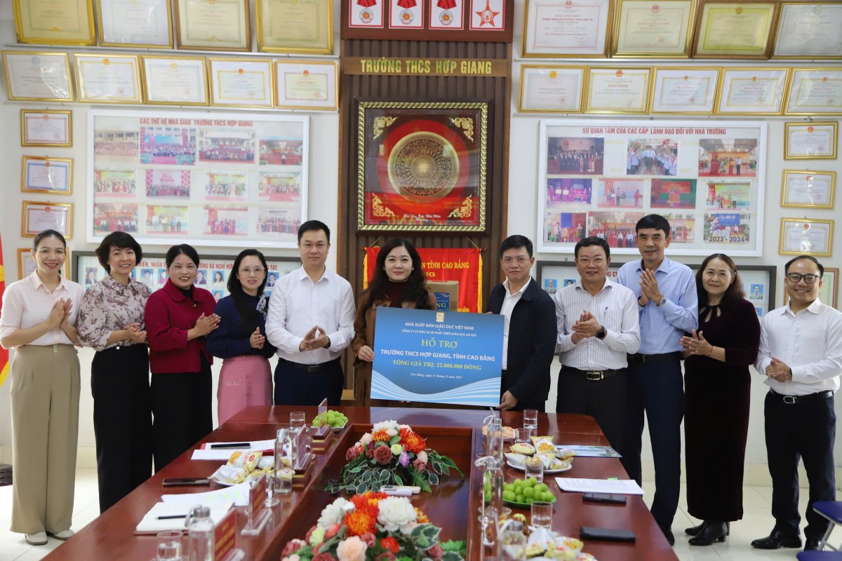 Nhà xuất bản Giáo dục Việt Nam hỗ trợ ngành Giáo dục Cao Bằng khắc phục hậu quả bão lũ