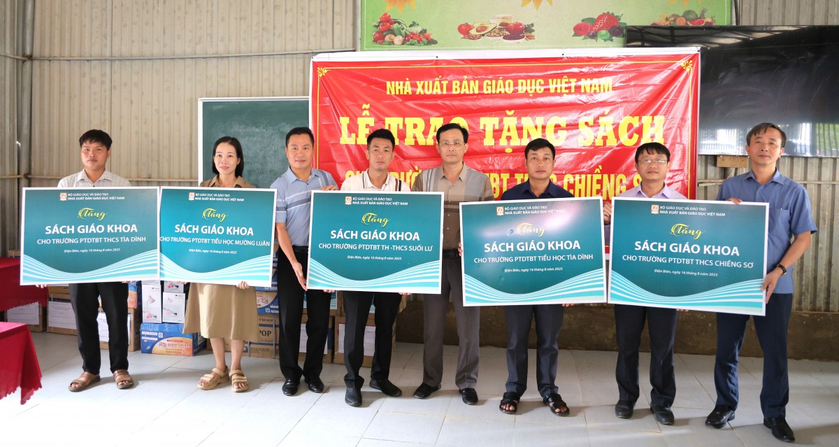 Nhà xuất bản Giáo dục Việt Nam đồng hành cùng học sinh các vùng bão lũ