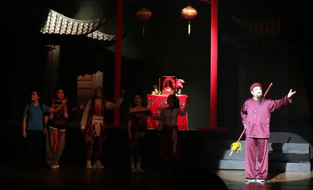 NSND Hữu Danh trong vai ông nội - một nghệ sĩ hát bội lão thành. Ảnh: BTC