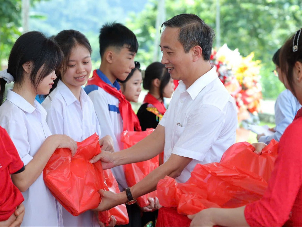 Nhà xuất bản Giáo dục Việt Nam tăng cường tặng sách cho học sinh các vùng khó khăn