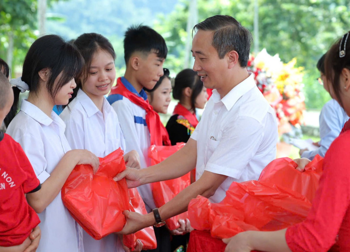 Nhà xuất bản Giáo dục Việt Nam tăng cường tặng sách cho học sinh các vùng khó khăn