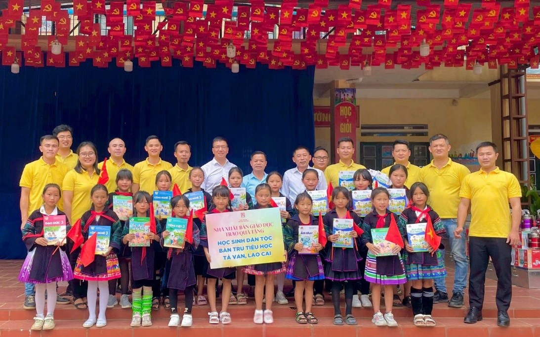 Nhà xuất bản Giáo dục Việt Nam tăng cường tặng sách cho học sinh các vùng khó khăn