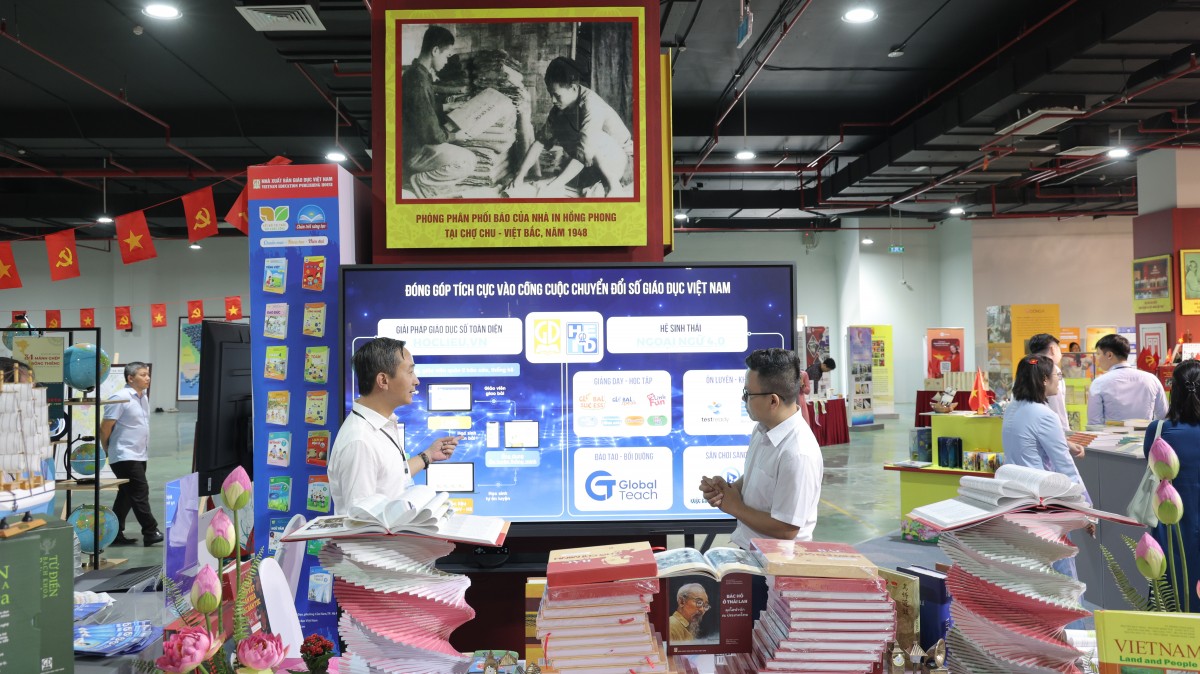 Nhà xuất bản Giáo dục Việt Nam tham gia Triển lãm Thành tựu đất nước