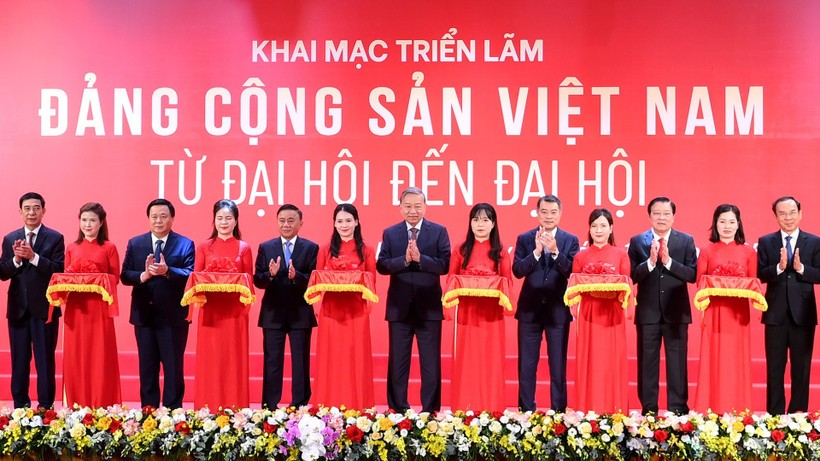 Khai mạc triển lãm 
