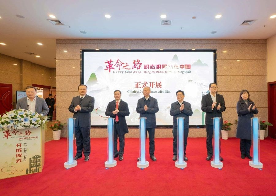 Các đại biểu cắt băng khai mạc triển lãm. Ảnh: BTC