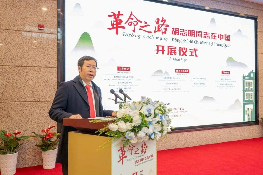 Tổng Lãnh sự Việt Nam tại Trùng Khánh Bùi Nguyên Long phát biểu tại triển lãm. Ảnh: BTC