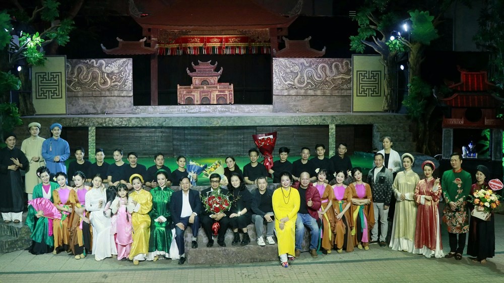 Các vị đại biểu và khách quý chụp ảnh lưu niệm cùng lãnh đạo và diễn viên Nhà hát Múa rối Việt Nam. Ảnh: BTC