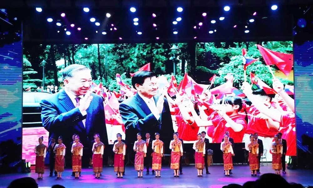 Tổ chức chương trình nghệ thuật đặc biệt Việt Nam - Lào