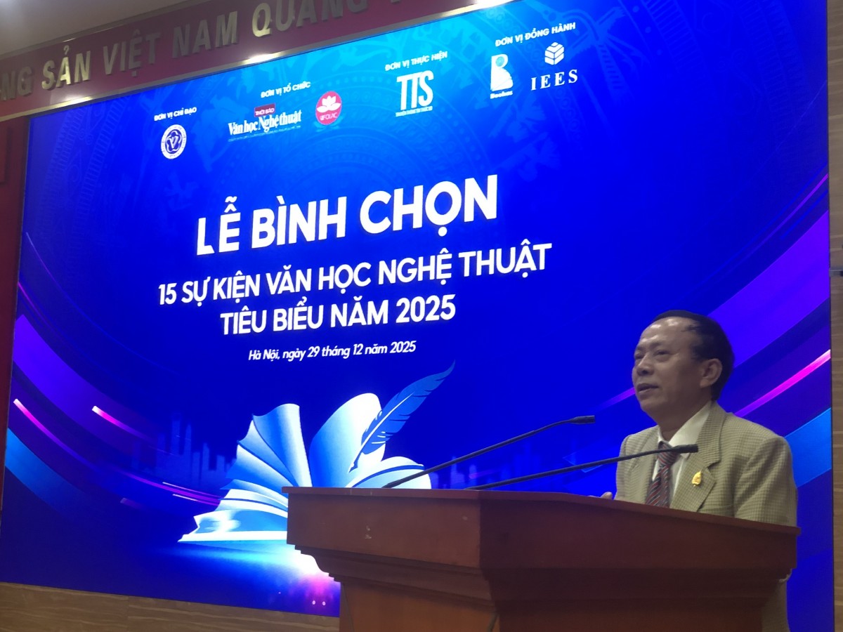Nhằm đánh giá những kết quả nổi bật của văn học nghệ thuật trong một năm vừa qua, chiều ngày 29/12, tại Hà Nội, dưới sự chỉ đạo của Liên hiệp các Hội Văn học nghệ thuật Việt Nam, Thời báo Văn học nghệ thuật phối hợp Quỹ Hỗ trợ sáng tạo Văn học nghệ thuật Việt Nam đã tổ chức Lễ Bình chọn 15 sự kiện Văn học nghệ thuật tiêu biểu năm 2025. Ảnh: V.T