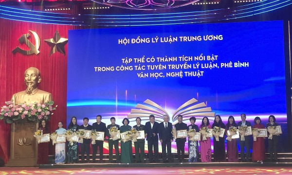 bao van nghe nhan bang khen cua hoi dong ly luan phe binh trung uong