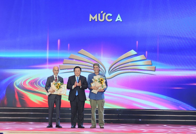 GS.TS Nguyễn Xuân Thắng, Giám đốc Học viện Chính trị quốc gia Hồ Chí Minh, Chủ tịch Hội đồng Lý luận Trung ương trao tặng thưởng cho hai tác giả có tác phẩm được tặng thưởng mức A. Ảnh: P.V