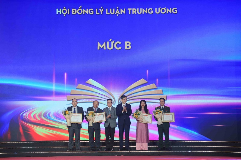 PGS.TS Đoàn Minh Huấn, Ủy viên Trung ương Đảng, Phó Giám đốc Học viện Chính trị Quốc gia Hồ Chí Minh và nhà báo Lê Quốc Minh, Ủy viên Trung ương Đảng, Tổng biên tập Báo Nhân dân, Chủ tịch Hội Nhà báo Việt Nam trao tặng thưởng cho các tác giả có tác phẩm được tặng thưởng mức B. Ảnh: P.V