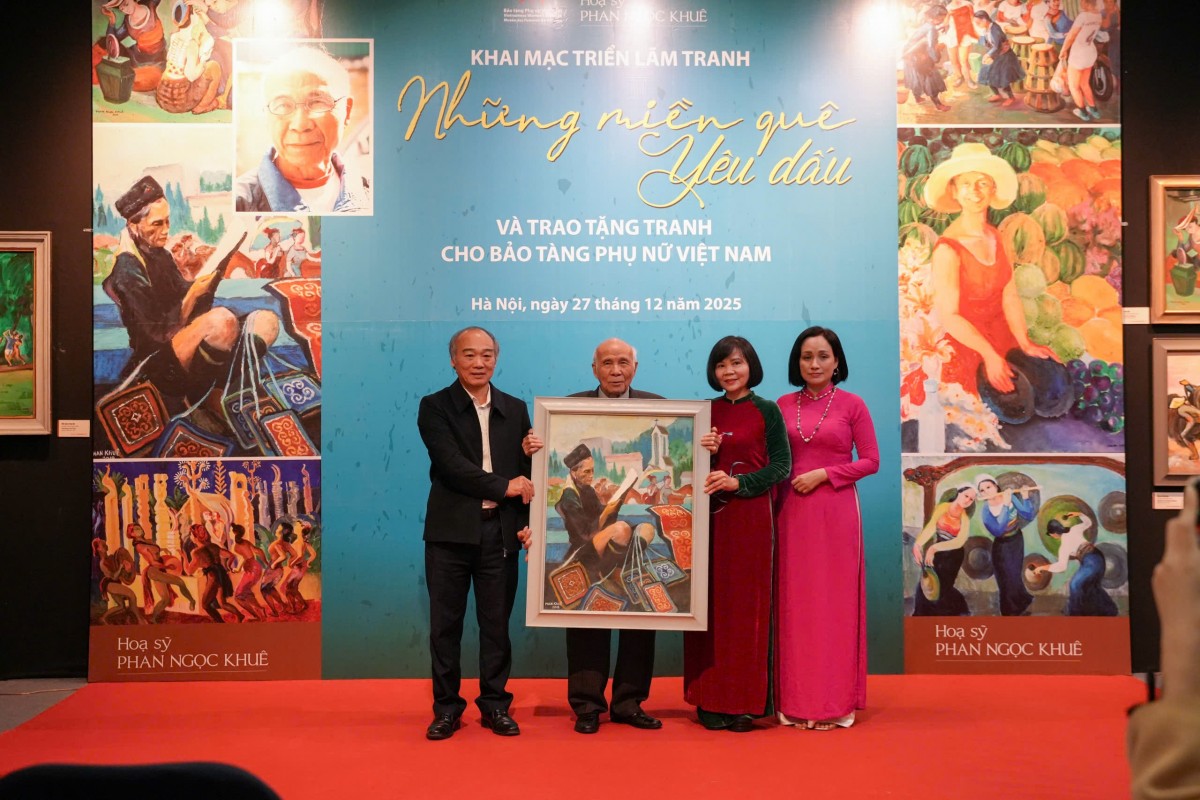 Họa sĩ Phan Ngọc Khuê trao tặng tác phẩm cho Bảo tàng Phụ nữ Việt Nam. Ảnh: BTC