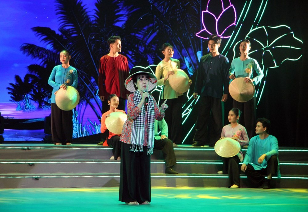 Ca sĩ Bích Phượng với các bài dân ca Nam Bộ do Lư Nhất Vũ - Lê Giang sưu tầm, viết lời mới. Ảnh: BTC