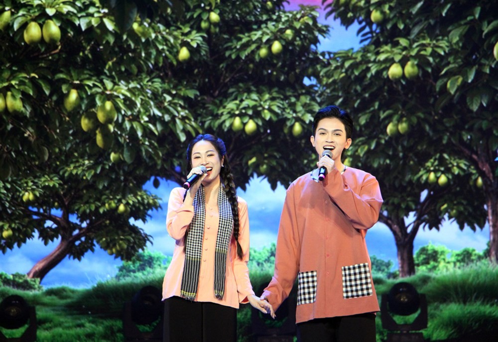 Ca sĩ Quách Phú Thành và Lê Thu Hiền trình bày liên khúc “Lý cây ổi - Lý con cúm núm”. Ảnh: BTC