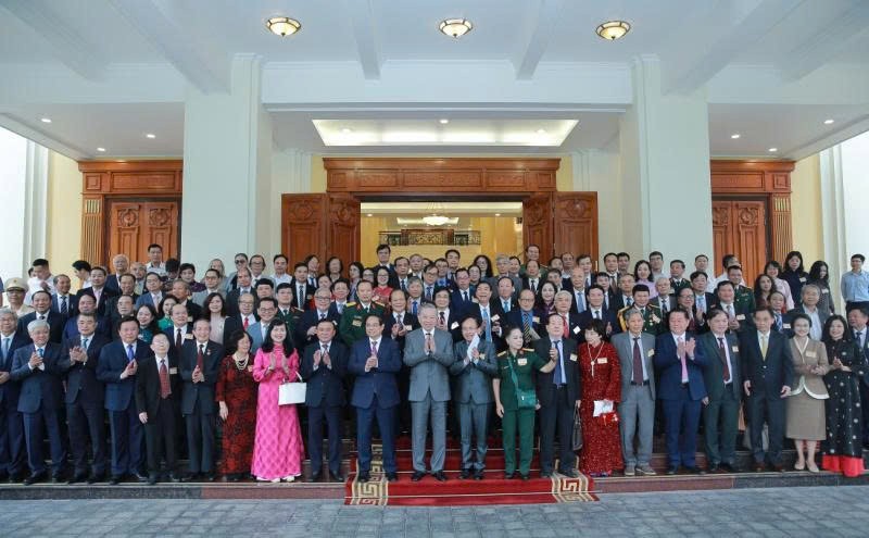 Ảnh 1: Tổng Bí thư Tô Lâm cùng các đại biểu tại Hội nghị gặp mặt đại biểu trí thức, nhà khoa học, văn nghệ sĩ.