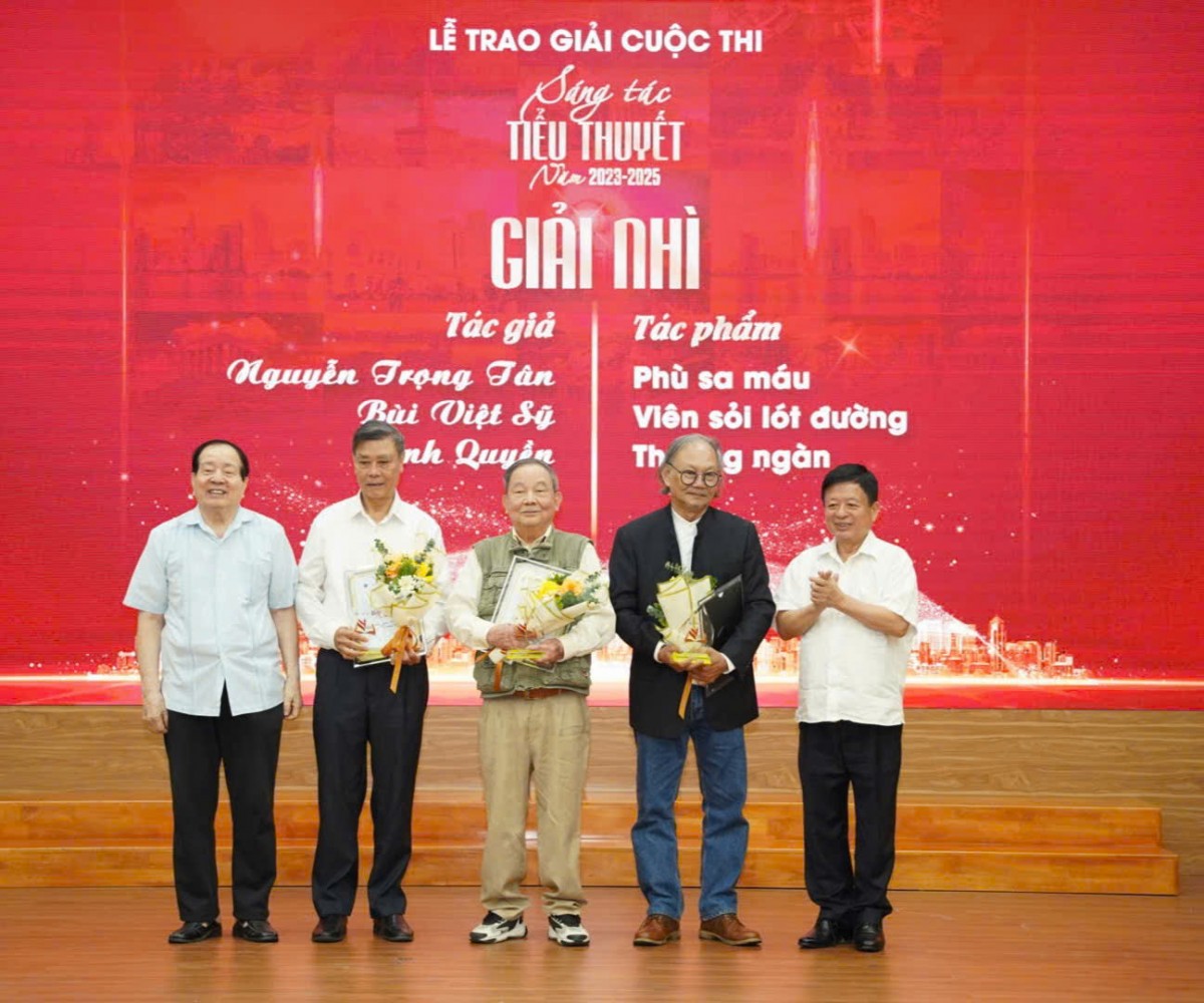 PGS. TS. Nhạc sĩ Đỗ Hồng Quân, Chủ tịch Liên hiệp các Hội Văn học nghệ thuật Việt Nam và Nhà thơ Hữu Thỉnh, nguyên Chủ tịch Liên hiệp các Hội Văn học nghệ thuật Việt Nam, nguyên Chủ tịch Hội Nhà văn Việt Nam trao giải cho các tác giả.