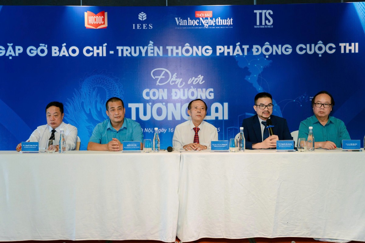 Ban Tổ chức thông tin về cuộc thi Đến với “Con đường tương lai” tại sự kiện họp báo.